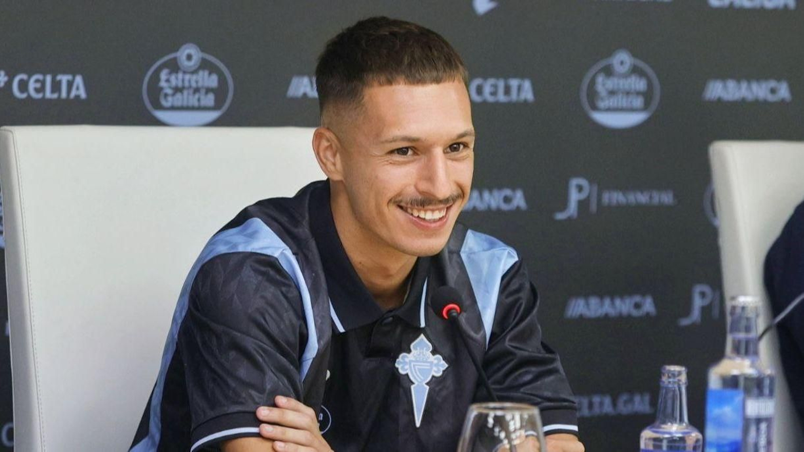 Bryan Zaragoza en su presentación con el Celta.