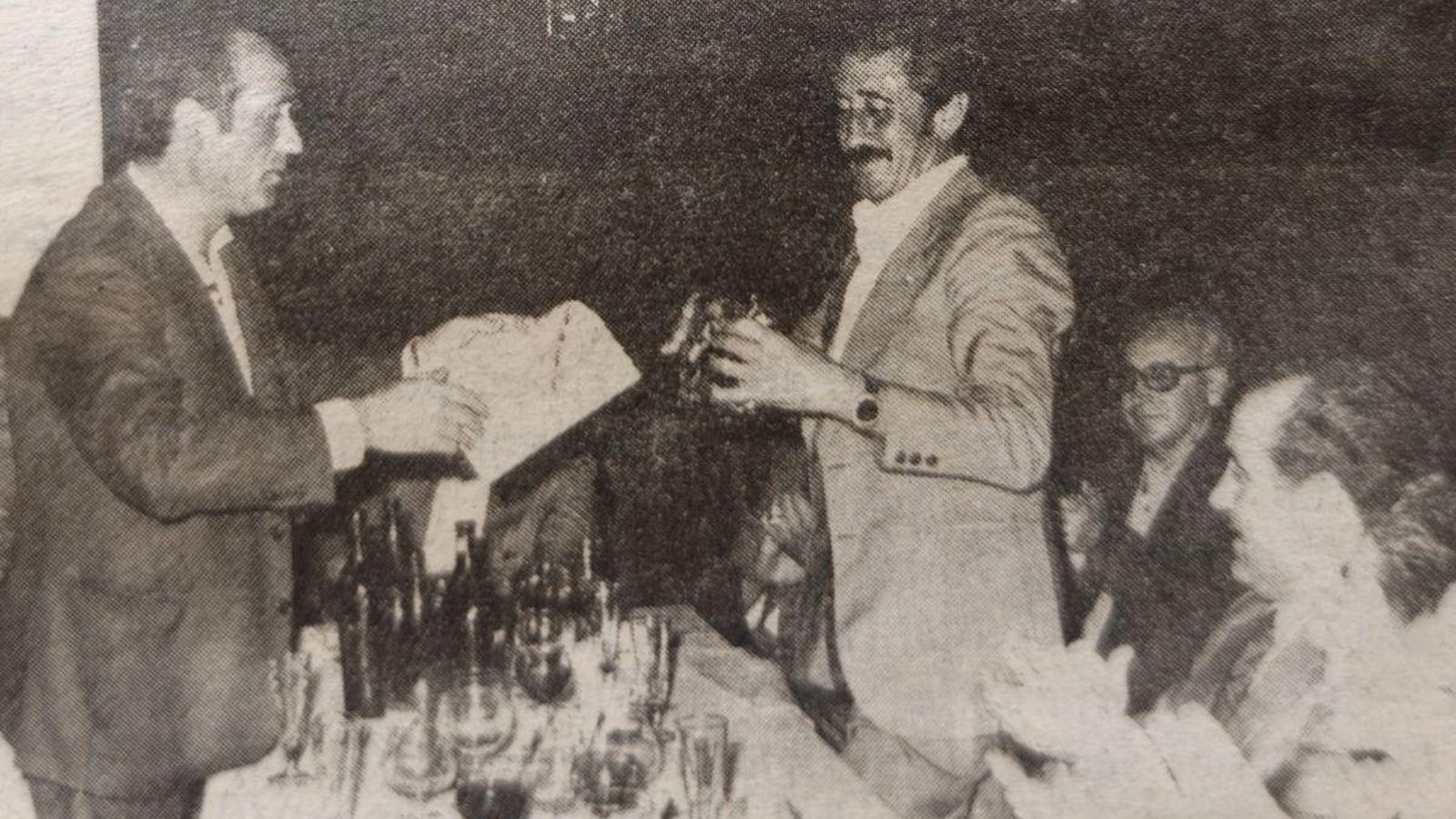 Luis Soria entrega un regalo al técnico Negrillo.