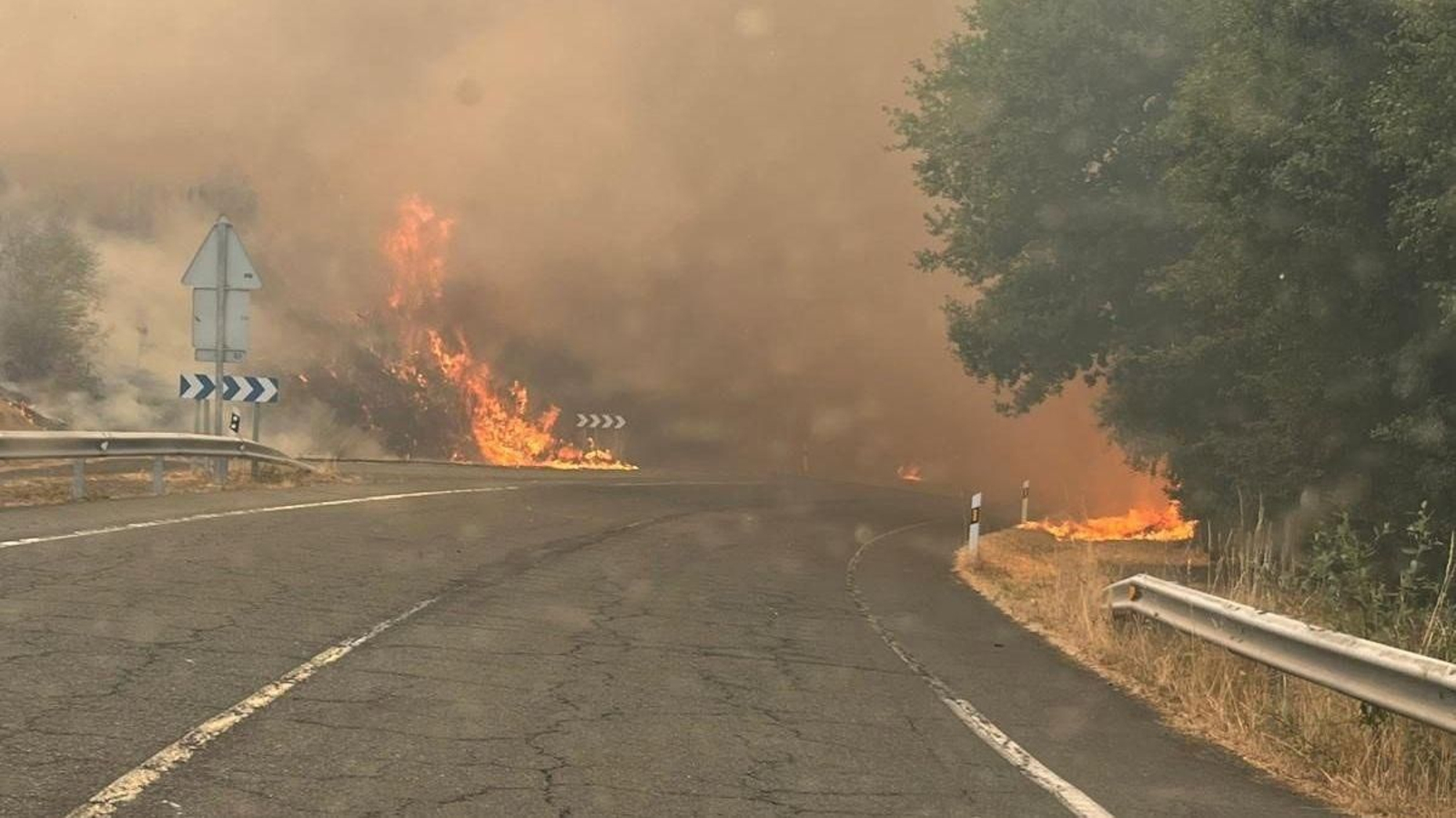 El fuego obligó a cortar la autovçia que une Ourense con Santiago a la altura de Lalin