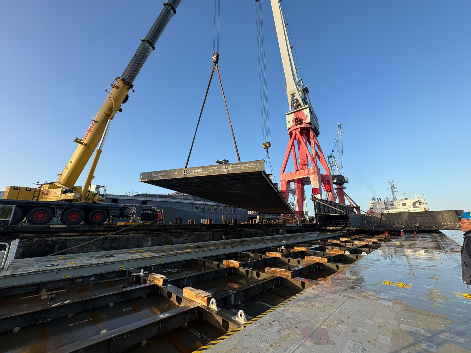 Carga en Teis de una de las estructuras de acero para el proyecto de Dragados Offshore.