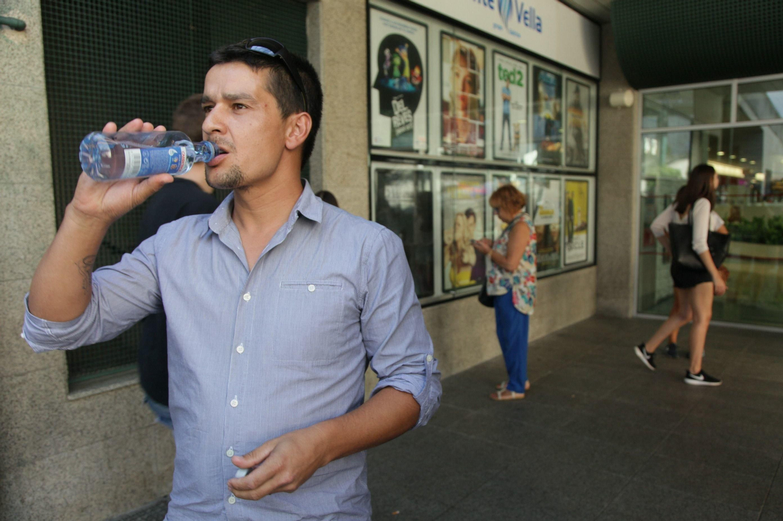 Javier Carballo, se le impide la entrada al cine del Ponte Vella por llevar agua. José Paz