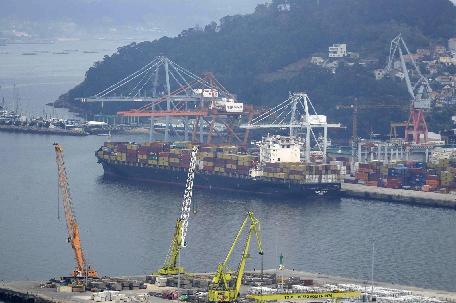 Un portacontenedores operando durante esta semana en el muelle de Guixar.
