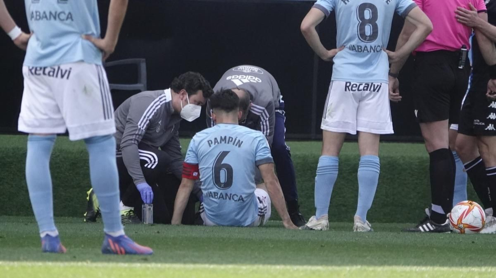 Pampín siendo atendido.