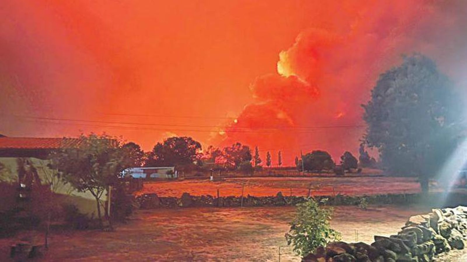 El resplandor de las llamas teñía de color rojo A Mezquita.