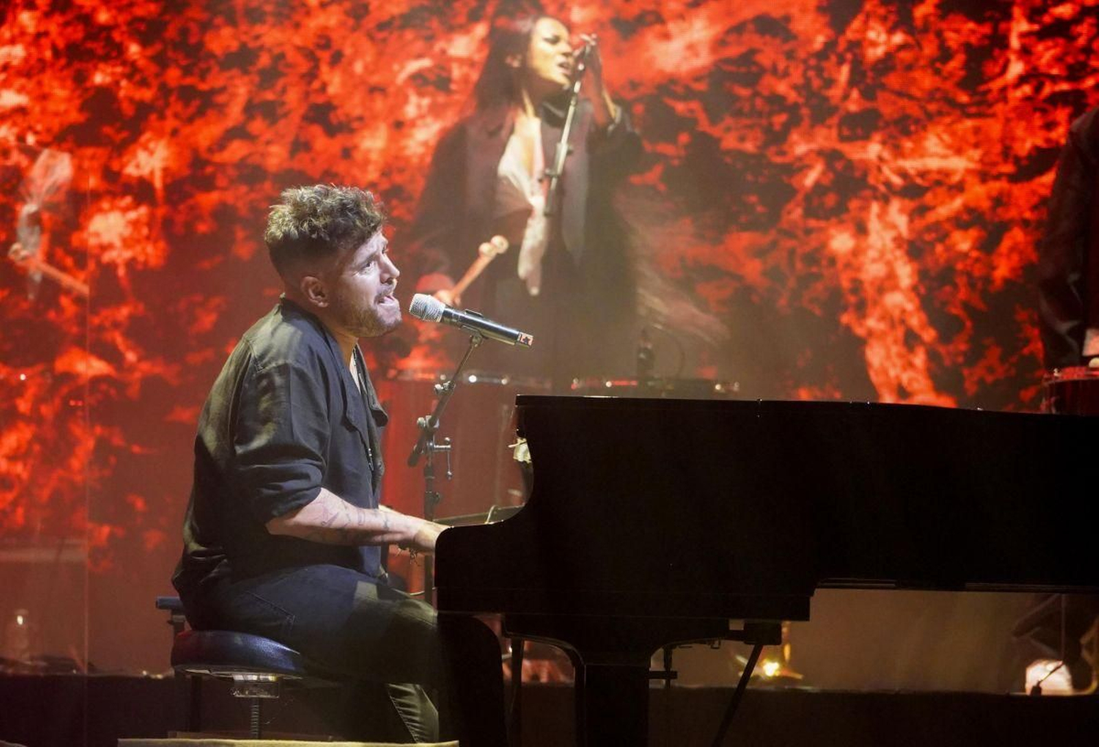 El cantante malagueño Pablo López, sobre el escenario del Auditorio Mar de Vigo.