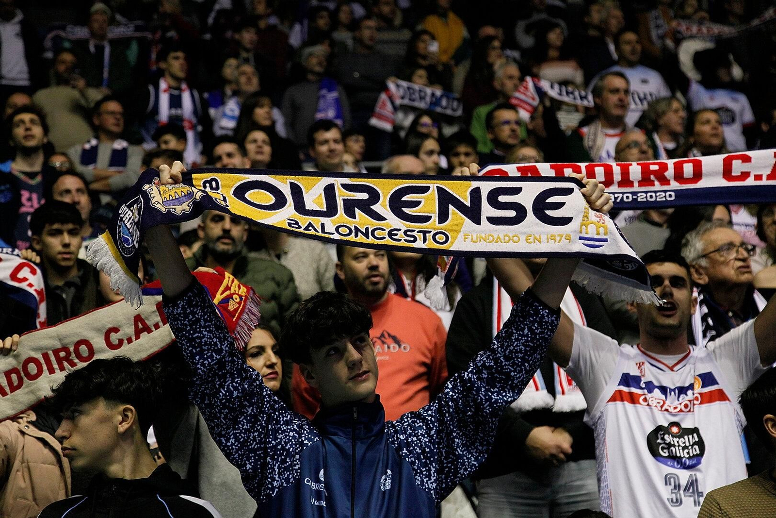 Otros disfrutaron del partido desde otras partes del graderío.