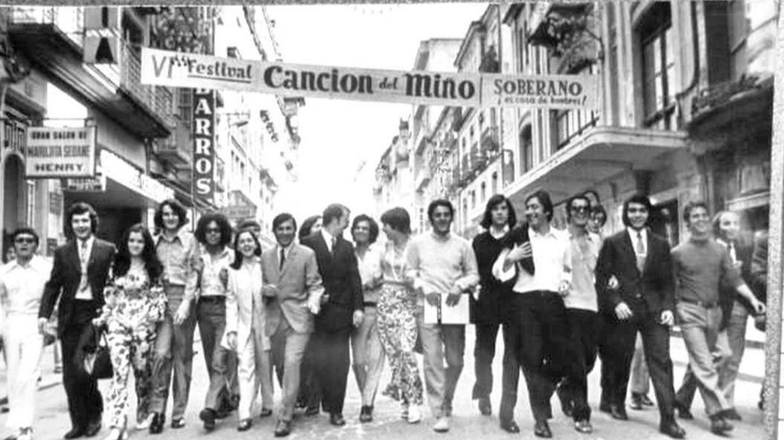 Los artistas de la sexta edIción en pleno paseo.