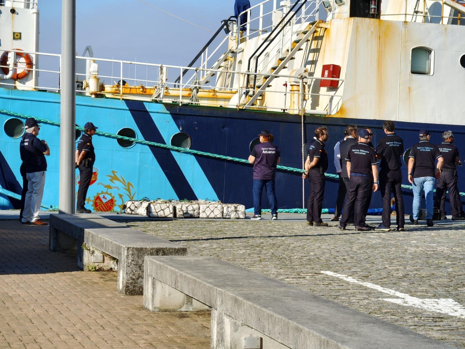 Despliegue policial en el puerto de Vigo ante la llegada del velero con droga (3)