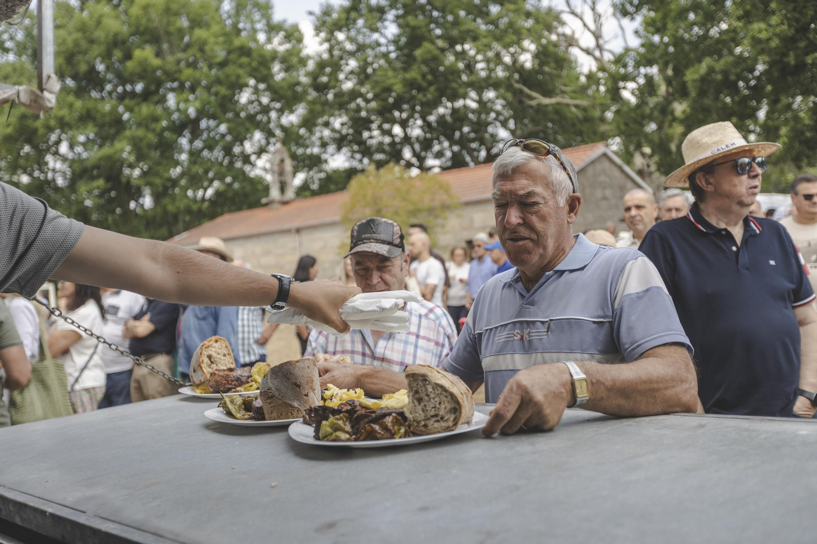 Galería |  Casi mil chuletones servidos este año en la fiesta de Garabás