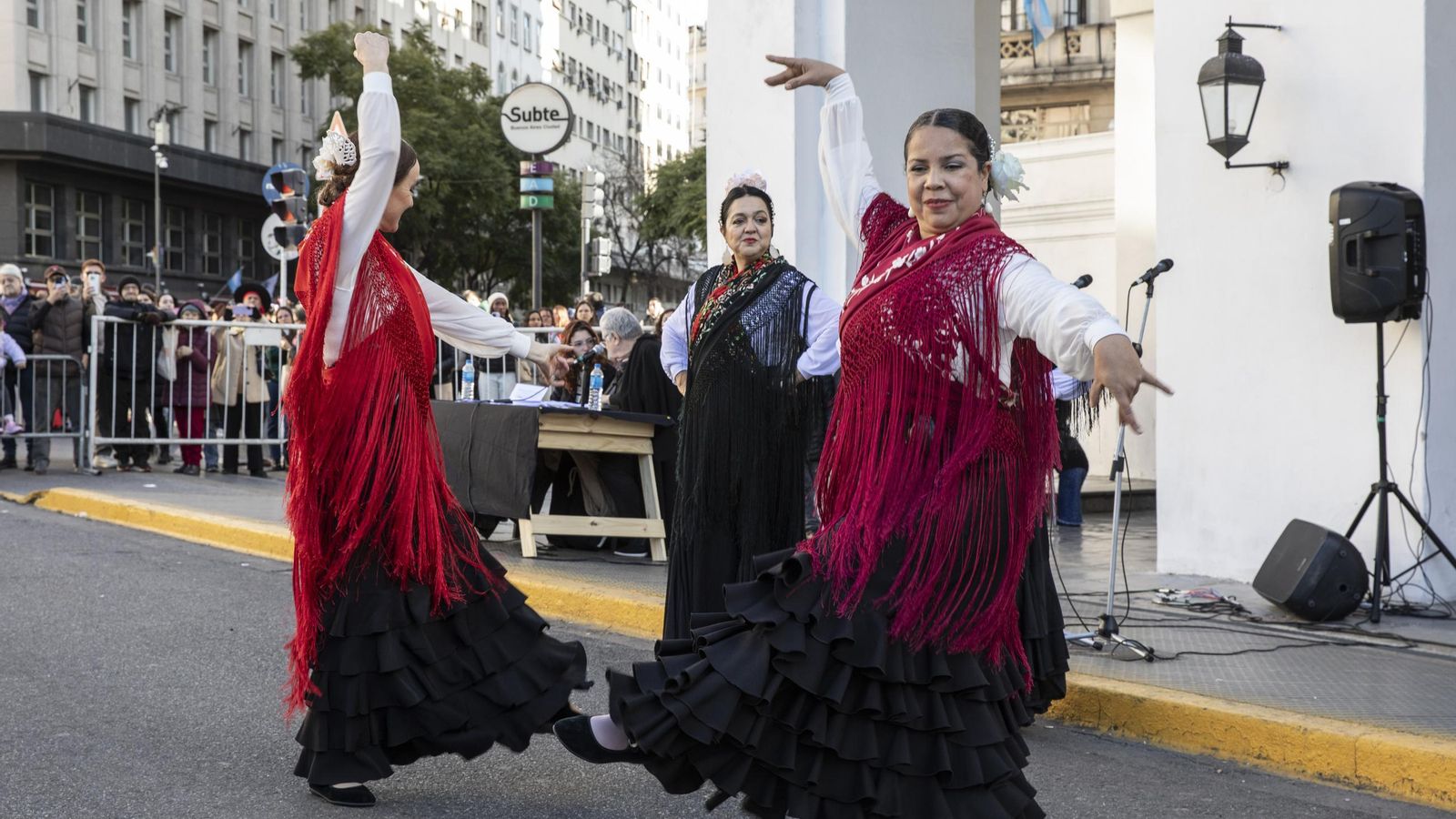 Malagueñas actuando en plena calle