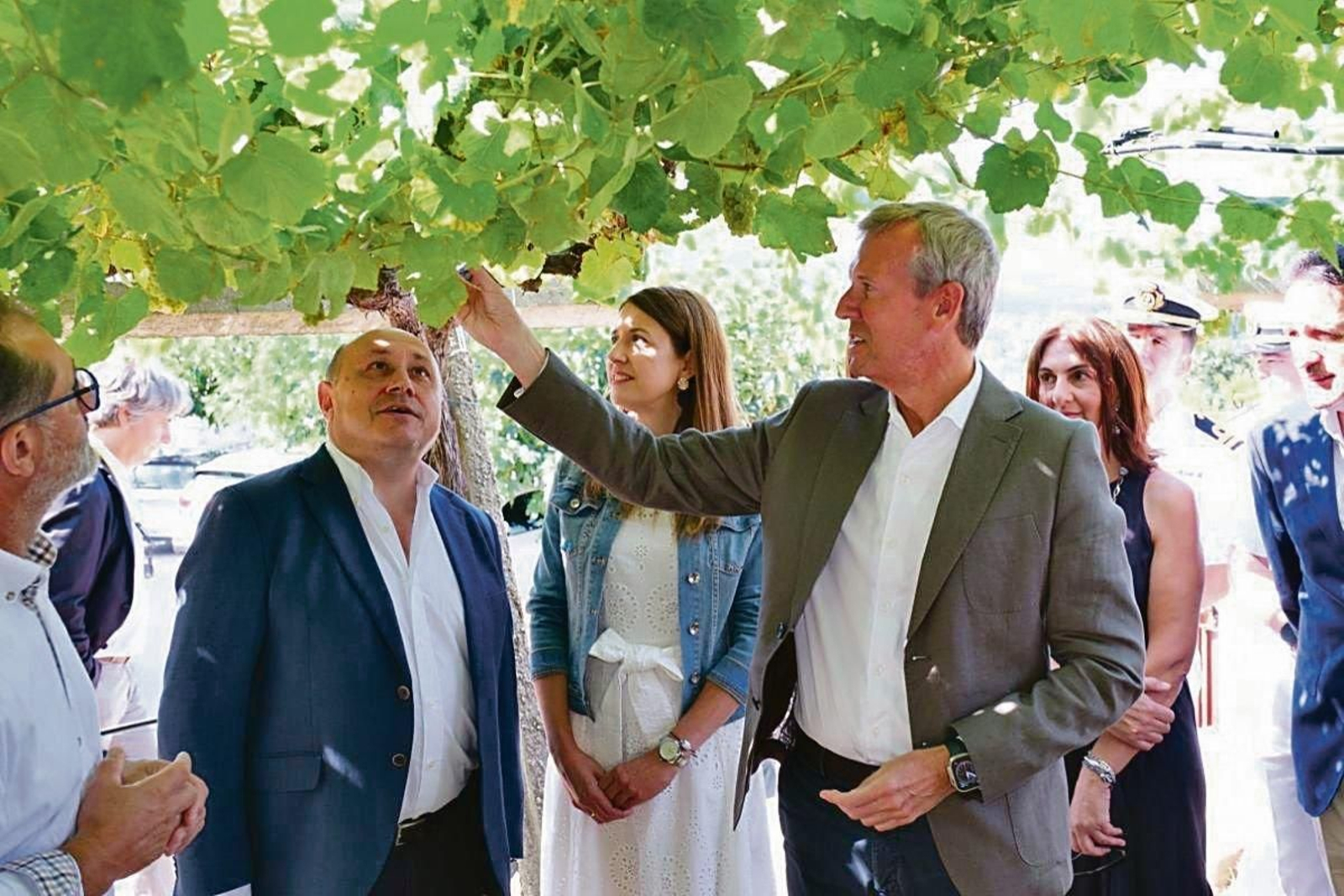 Alfonso Rueda, ayer durante una visita a la bodega As Laxas, en Arbo.