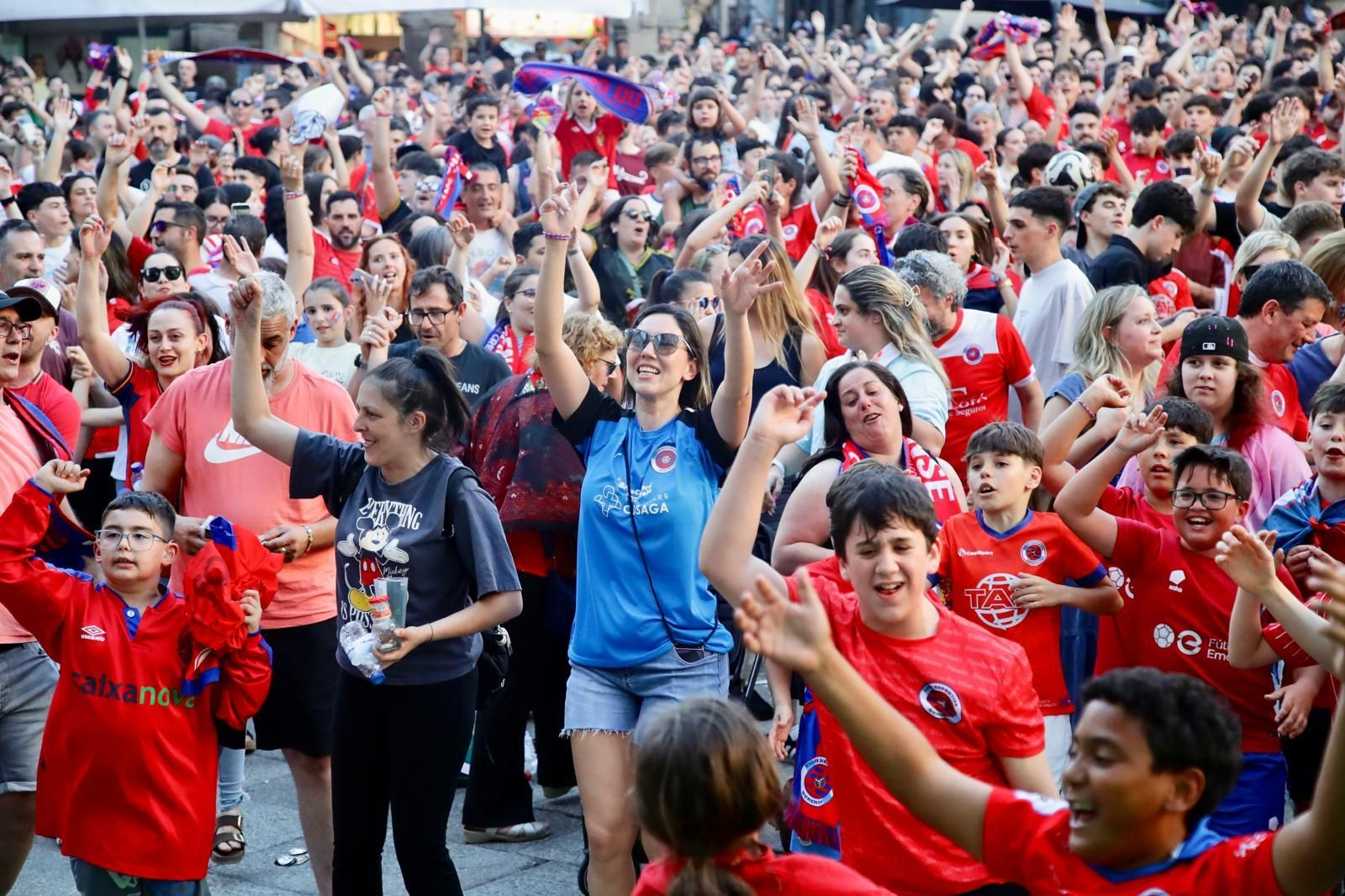 Galería | La afición de la UD Ourense sale a las calle de Ourense para disfrutar del ascenso a Primera Federación, en fotos