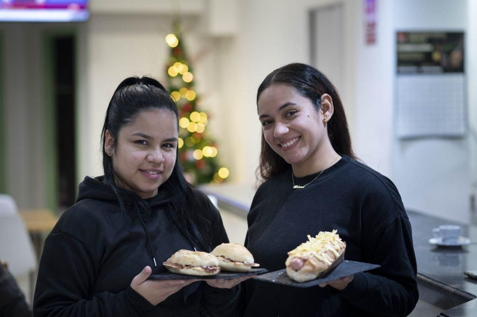 Helen y Jimena en la Cafetería Edén en la avenida de Zamora.
