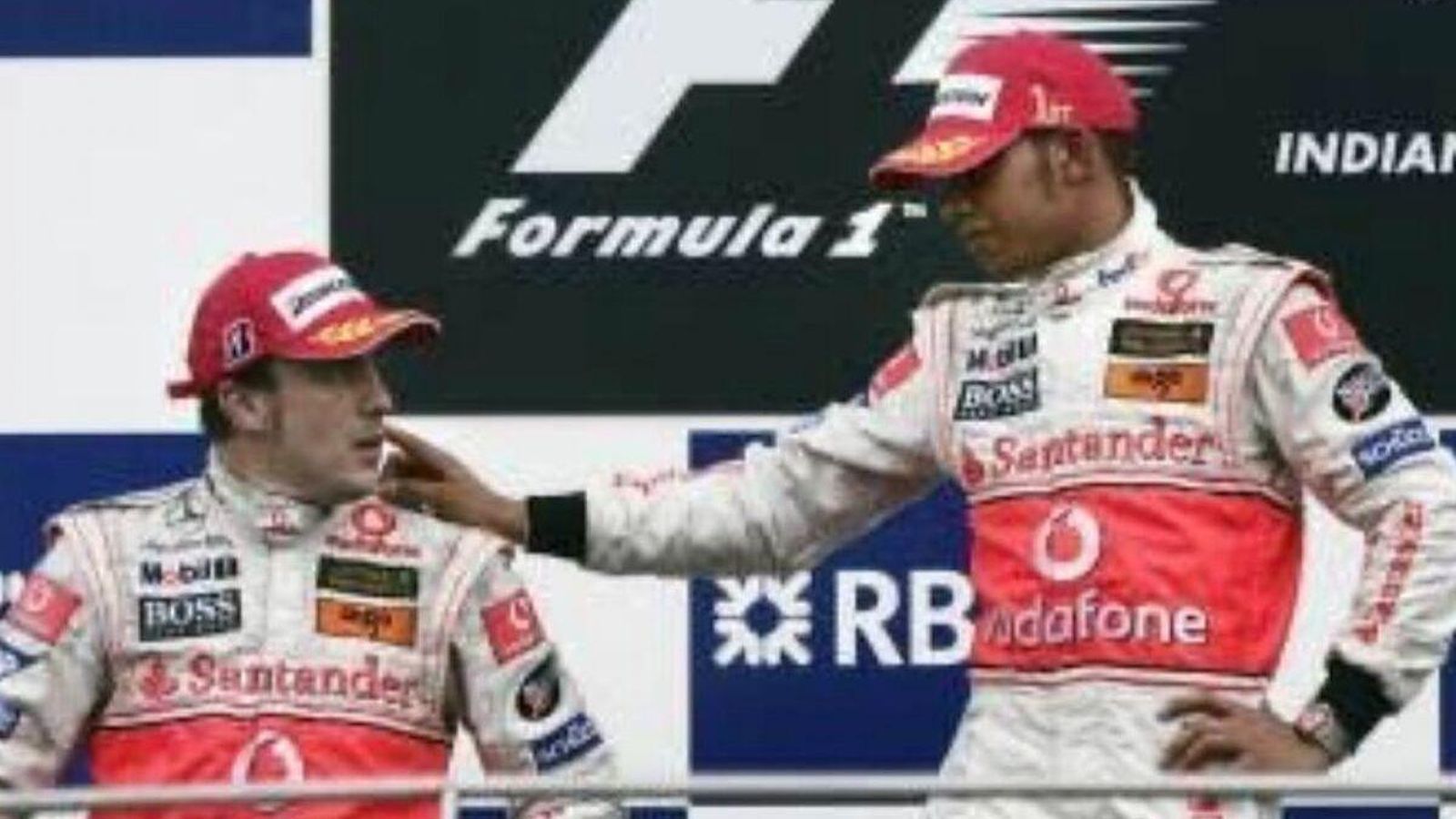 Fernando Alonso y Lewis Hamilton en el podio, disimulando su rivalidad.