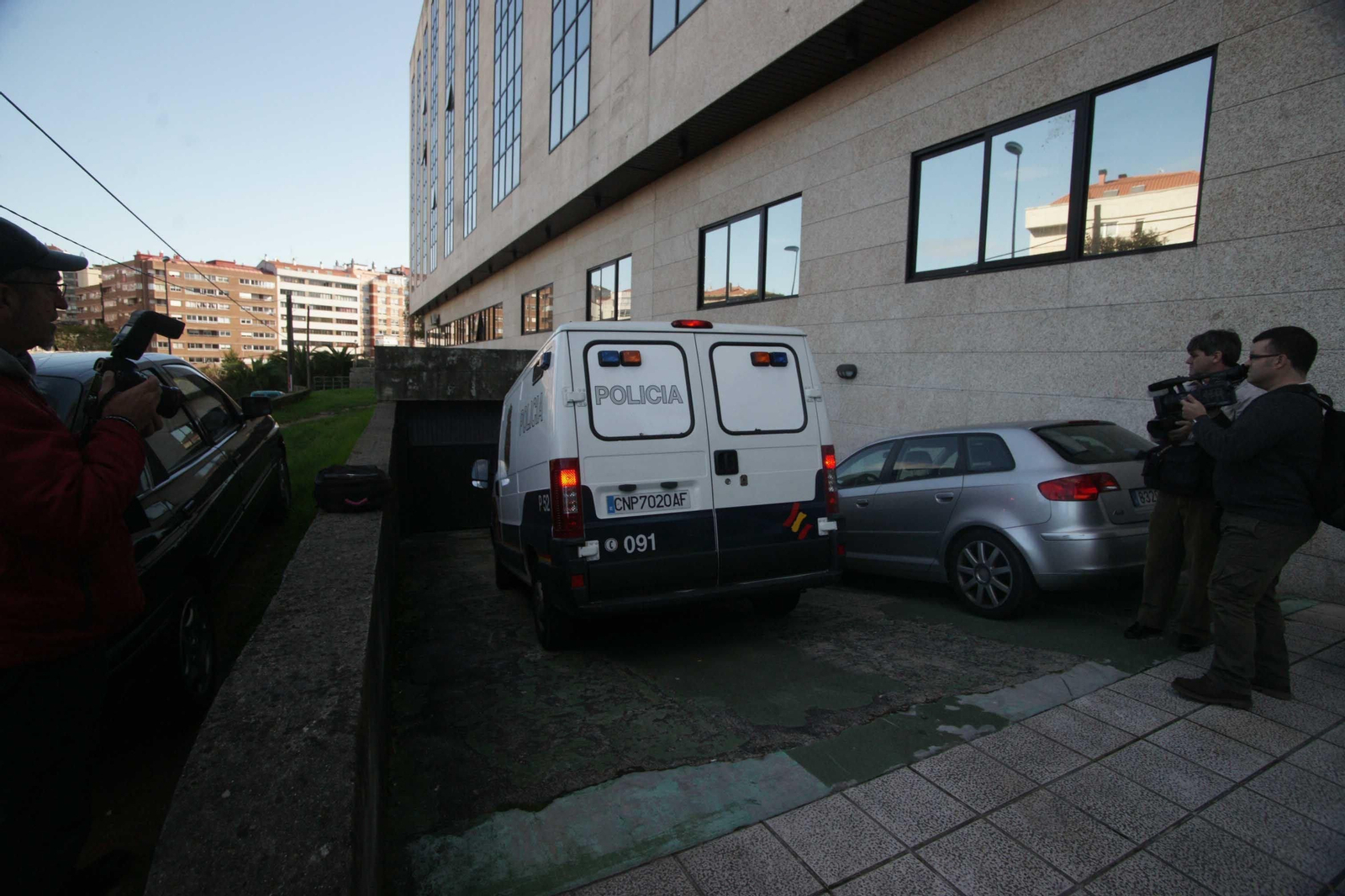 Un furgón traslada un detenido a calabozos judiciales para el juzgado de guardia, atendido por abogado de oficio.