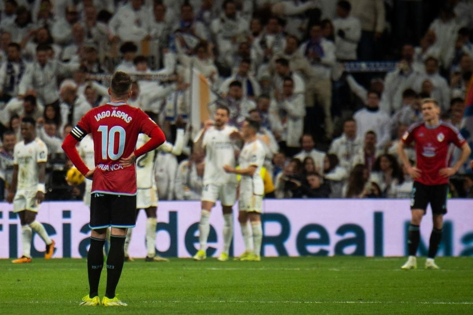 Iago Aspas y Carl Starfelt, con los brazos en jarras tras uno de los goles del conjunto blanco en la recta final del partido.