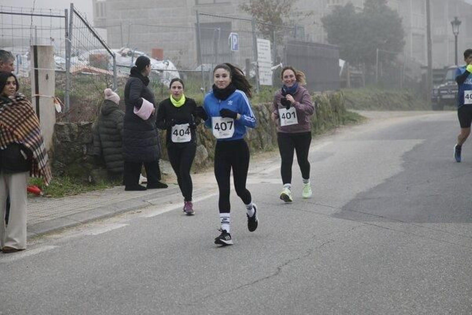 Familias y amigos se volcaron con los corredores en una tarde marcada por el deporte y el buen ambiente.