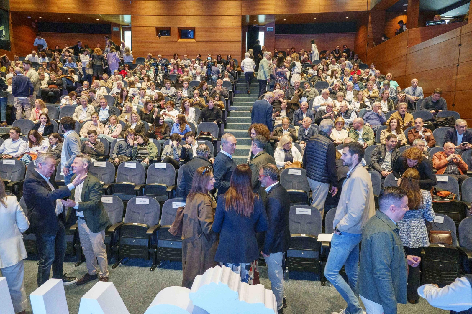 Galería | Rueda lidera el acto del PPdeG en Vigo y hace balance del mandato