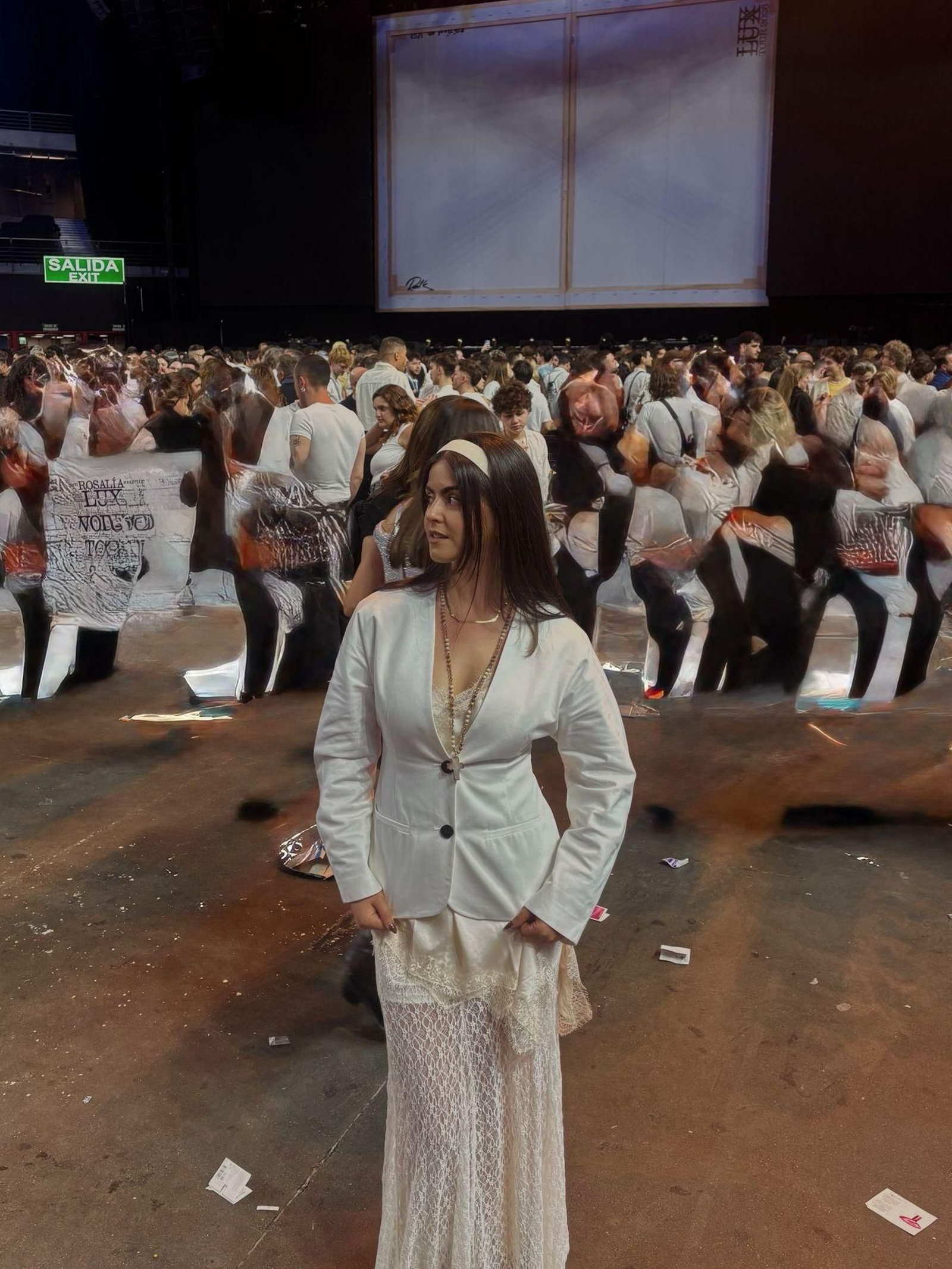 La ourensana Sofía Pombar en el concierto de Rosalía vestida de blanco, acorde con la estética religiosa del concierto.