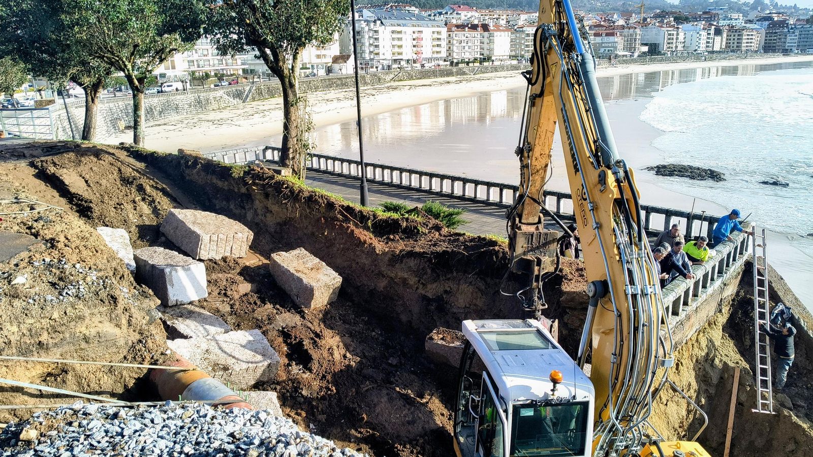 La obra de arreglo en el paseo de Silgar tras los destrozos del temporal.
