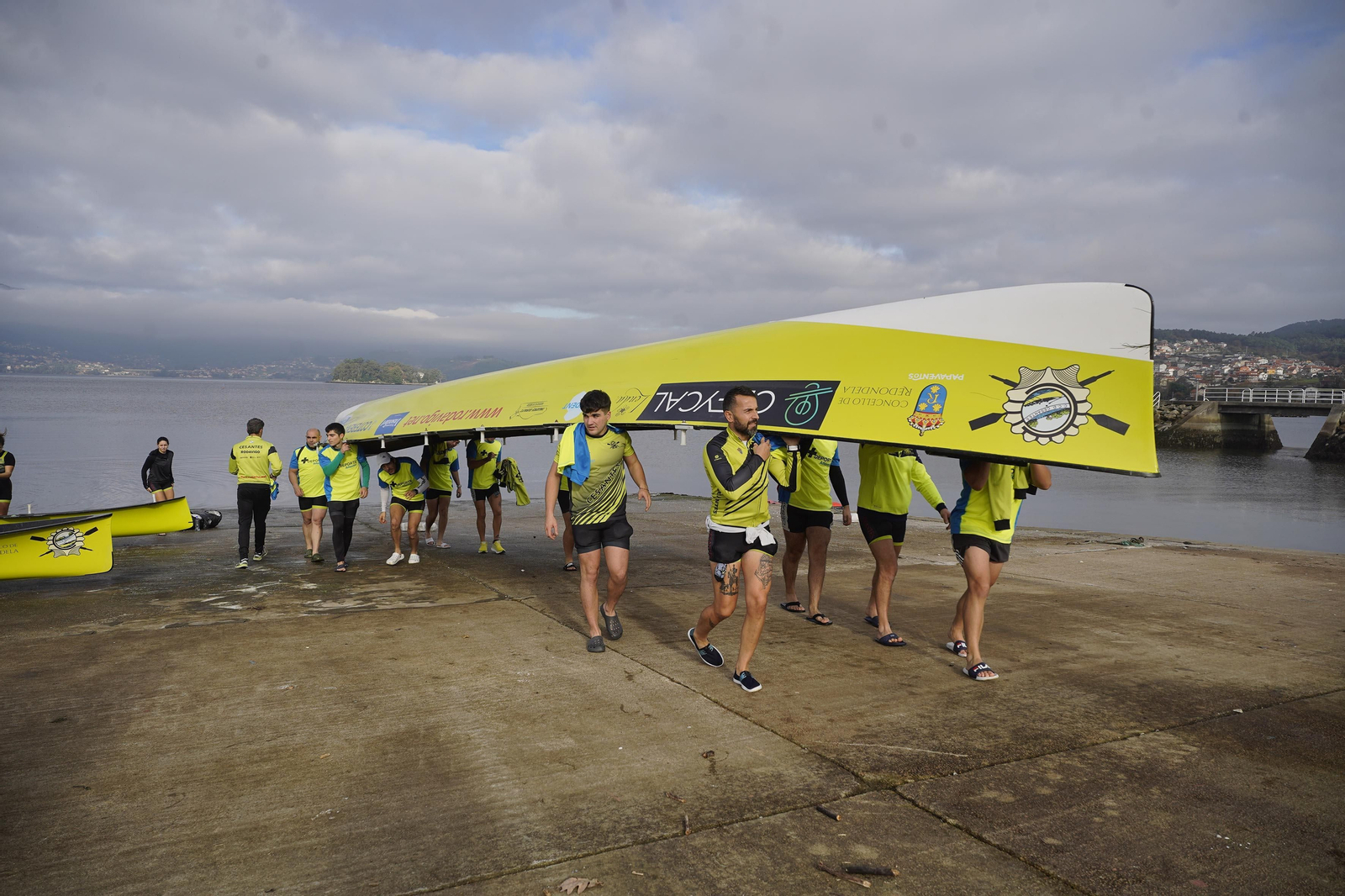 Participantes en la sesión de remo de +Deporte Atlántico en Cesantes.