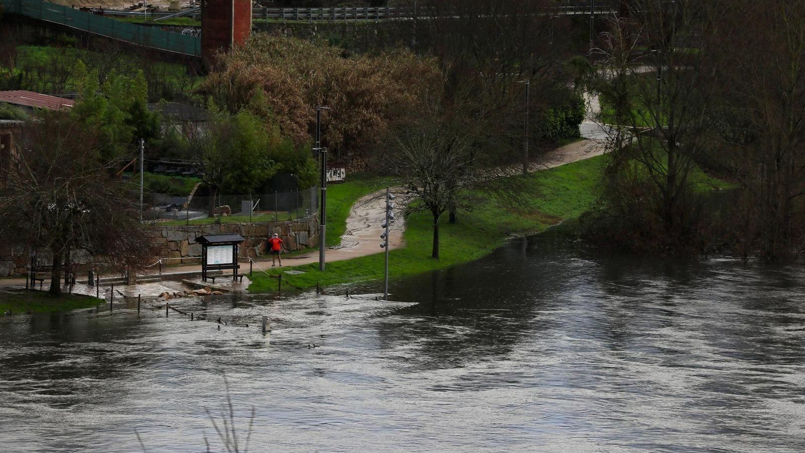 La subida del río Miño este miércoles por las lluvias de la borrasca  anegaron las termas de A Chavasqueira, en Ourense