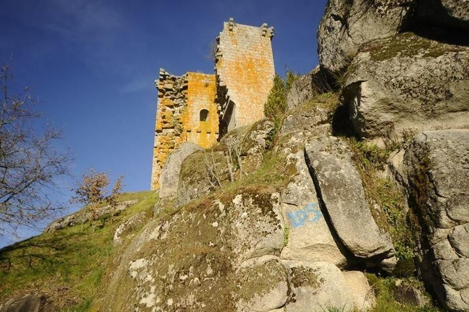 Una de las pintadas en las rocas que sustentan la fortificación. (MARTIÑO PINAL)