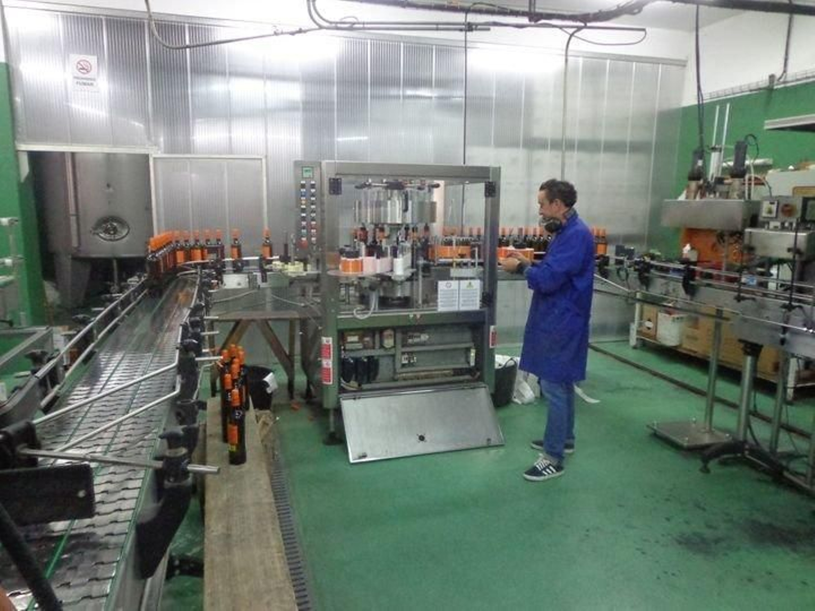 Un trabajador de la bodega cooperativa Virgen de las Viñas, en A Rúa.