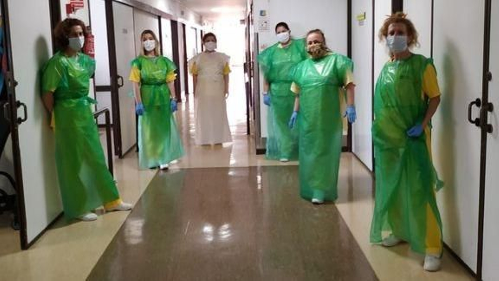 Trabajadoras de una de las residencias del Meixoeiro trabajan con batas de plástico y mascarillas de hule elaboradas por ellas.