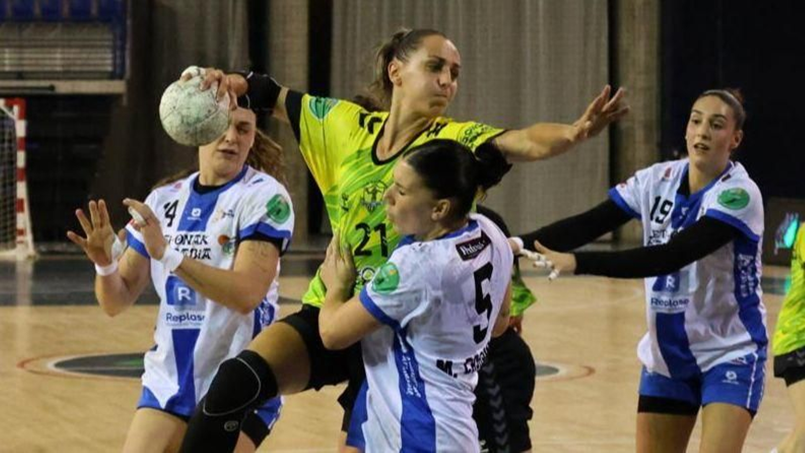 Sarai Samartín carga contra la defensa del Beti Onak en un partido de la presente temporada.