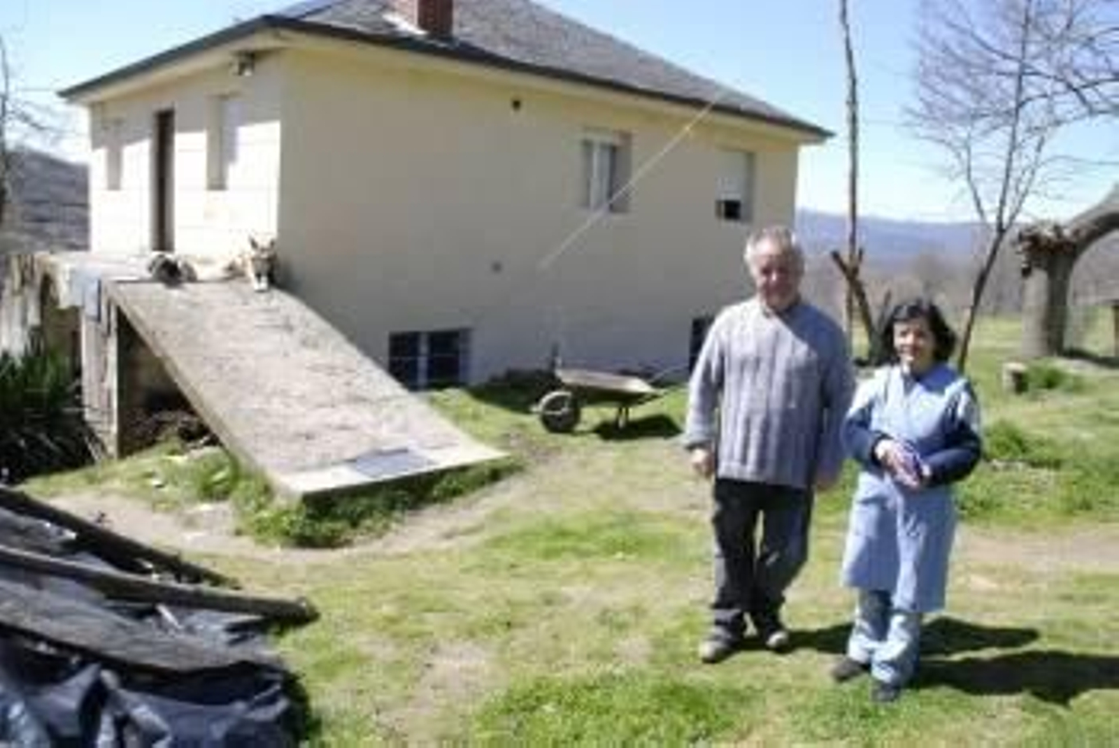 Los padres de Montserrat Martínez Fernández, ayer delante de su domicilio. (Foto: Luis Blanco)