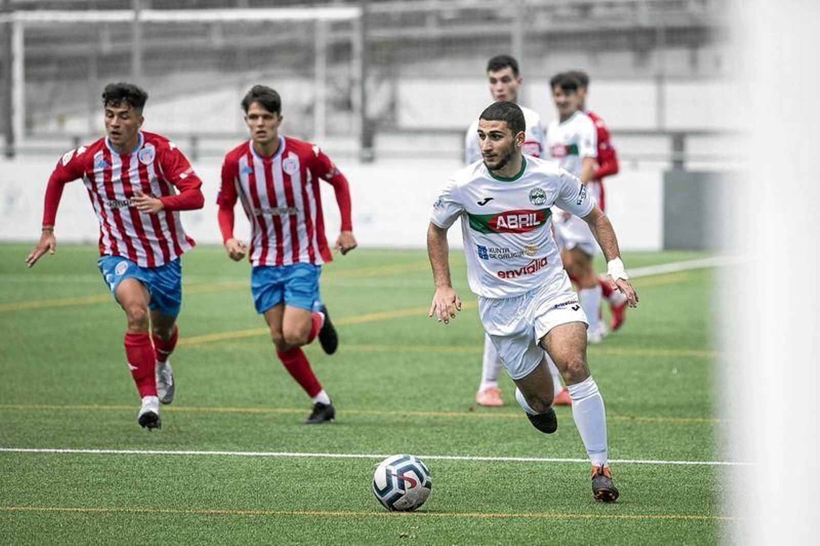 Martínez, defensa del Pabellón, conduce el balón ante la presión de dos rivales. (FOTO: ÓSCAR PINAL)