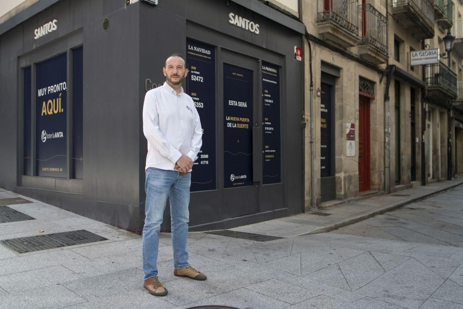 Jorge Anta frente a su nuevo local situado en la rúa Santo Domingo