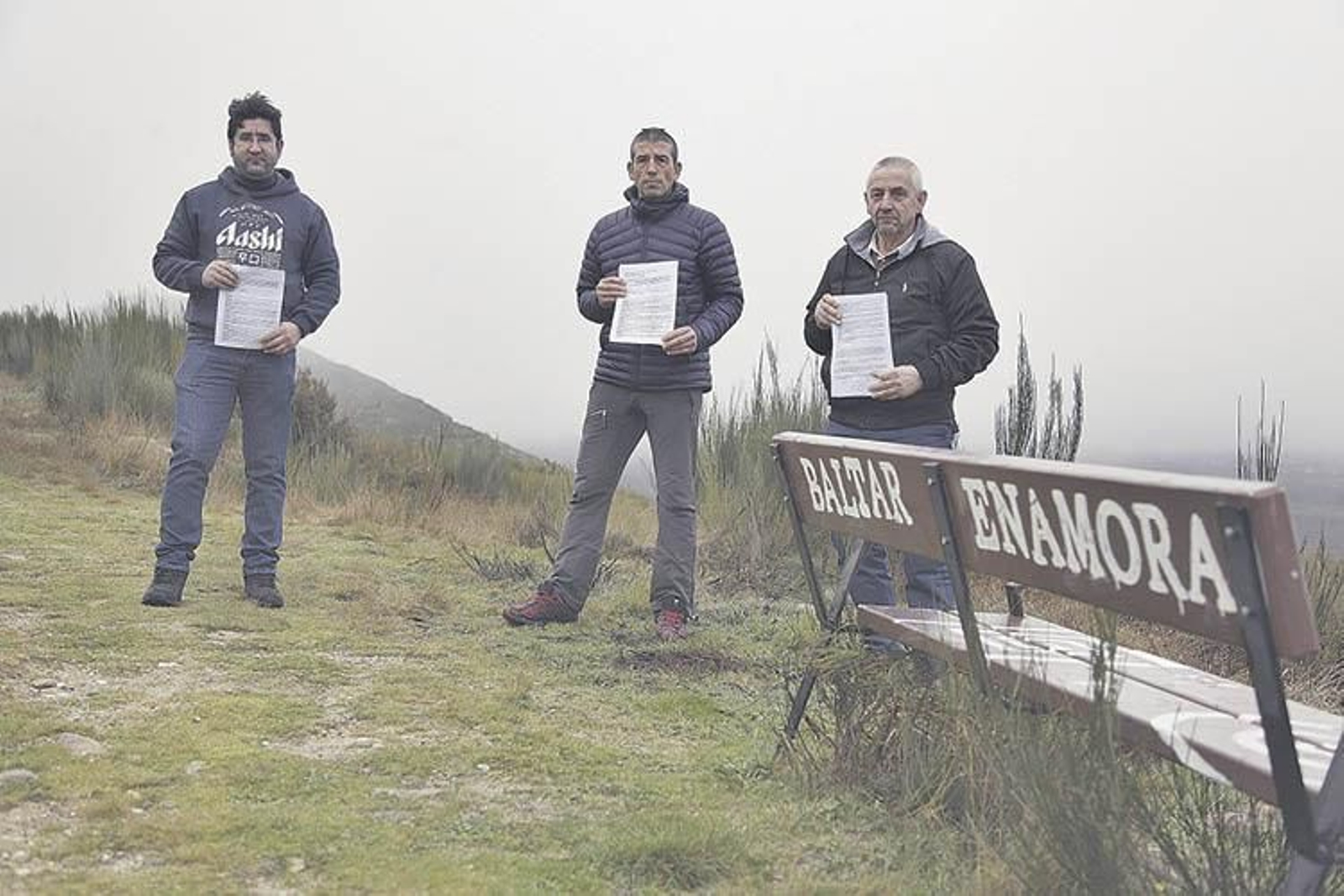 Cuquejo, del Club Parapente Baltar; Fernández, presidente y Álvarez, vocal, muestran las alegaciones. (FOTO: MIGUEL ÁNGEL)