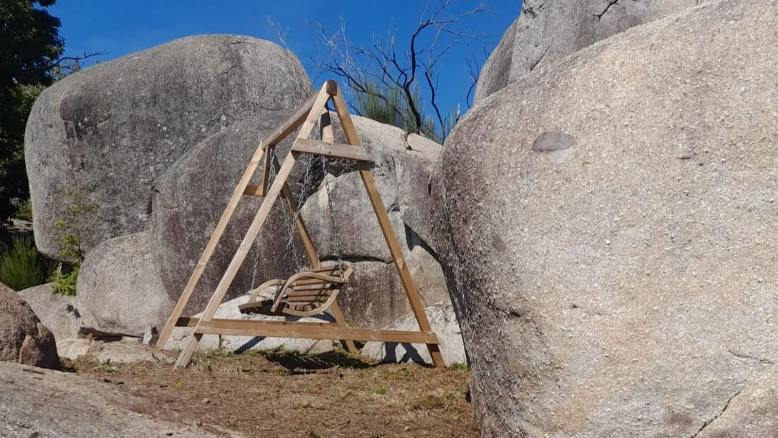 Banco mirador en Pena Corneira (TURISMO DE LEIRO).