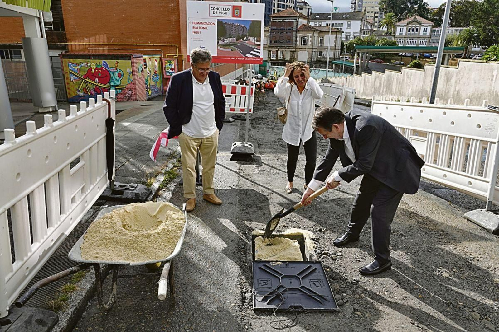 El alcalde puso ayer la primera piedra de las obras con dos concejales.