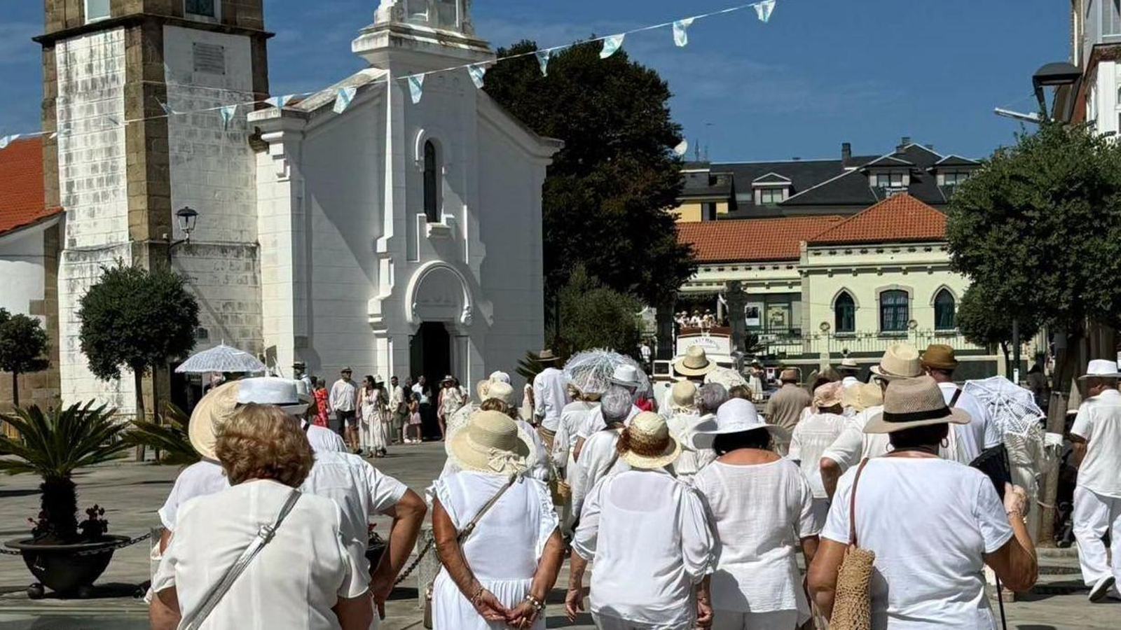 Varias personas caminando por las calles de Ares