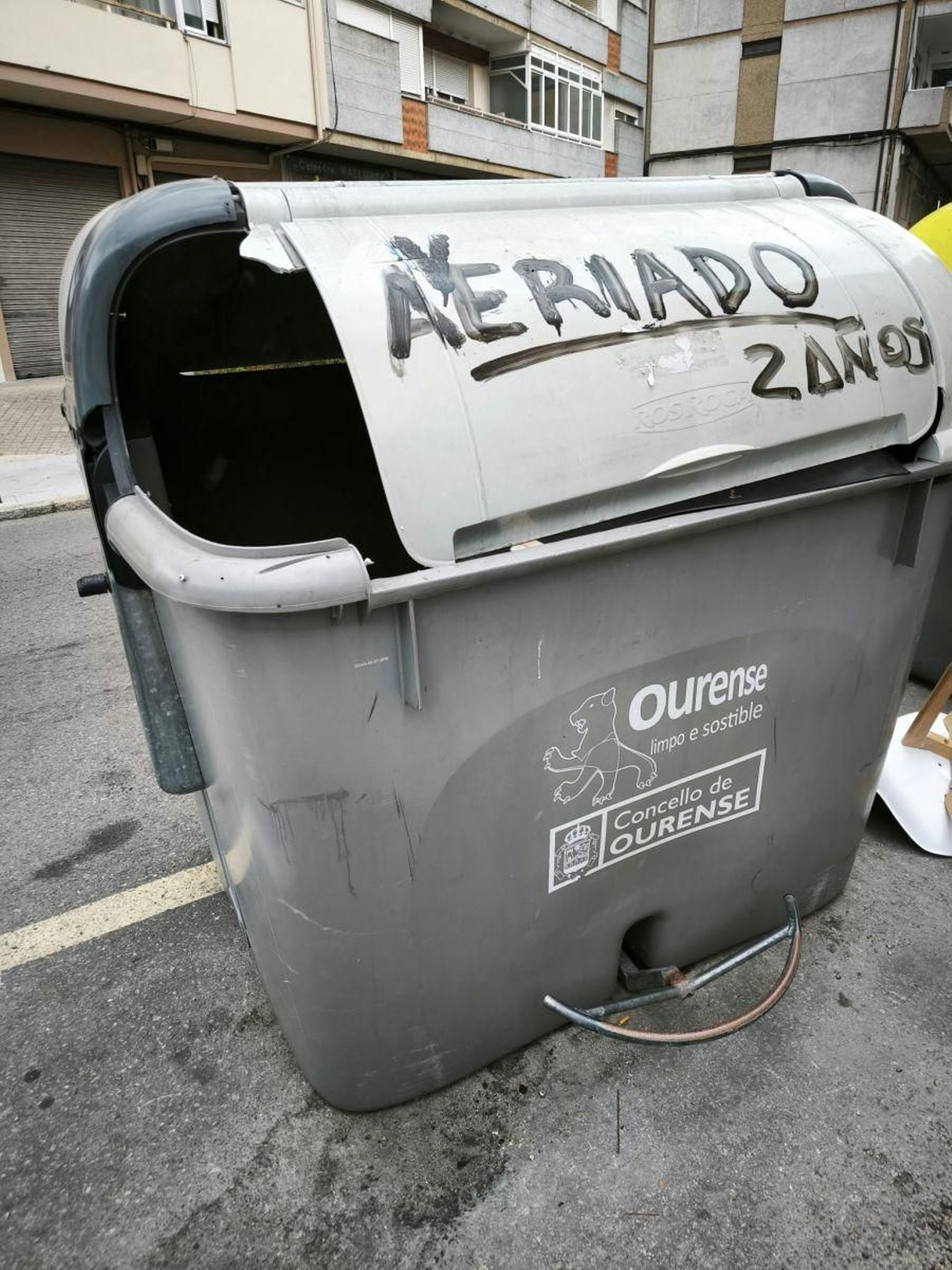 Contenedores en mal estado en la calle Alfonso X el Sabio.