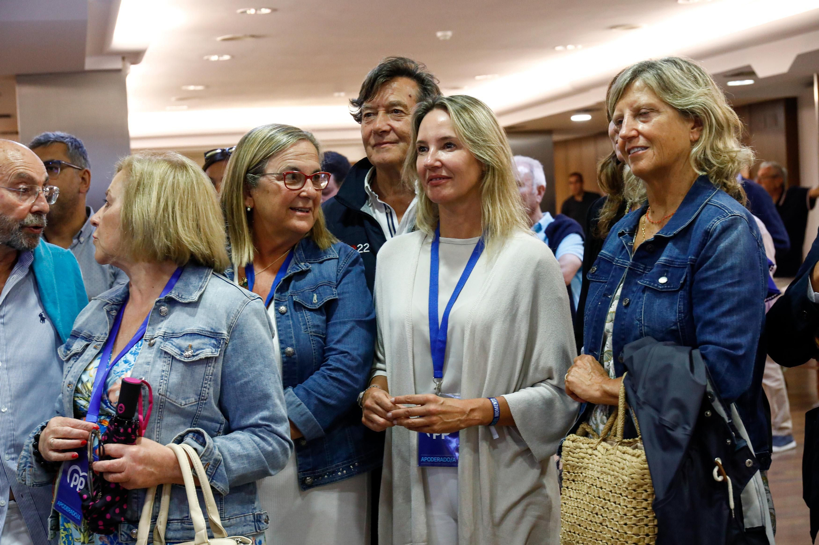 Marta Fernández-Tapias, presidenta del PP de Vigo, siguiendo el recuento de votos las elecciones generales junto a otros miembros del partido.