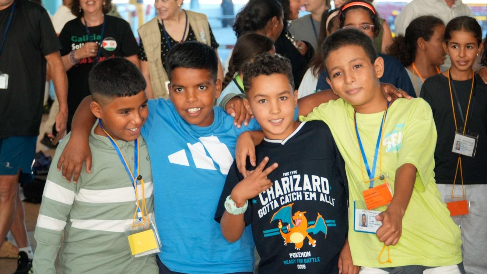 Los niños celebran su regreso a casa tras dos meses de vacaciones.