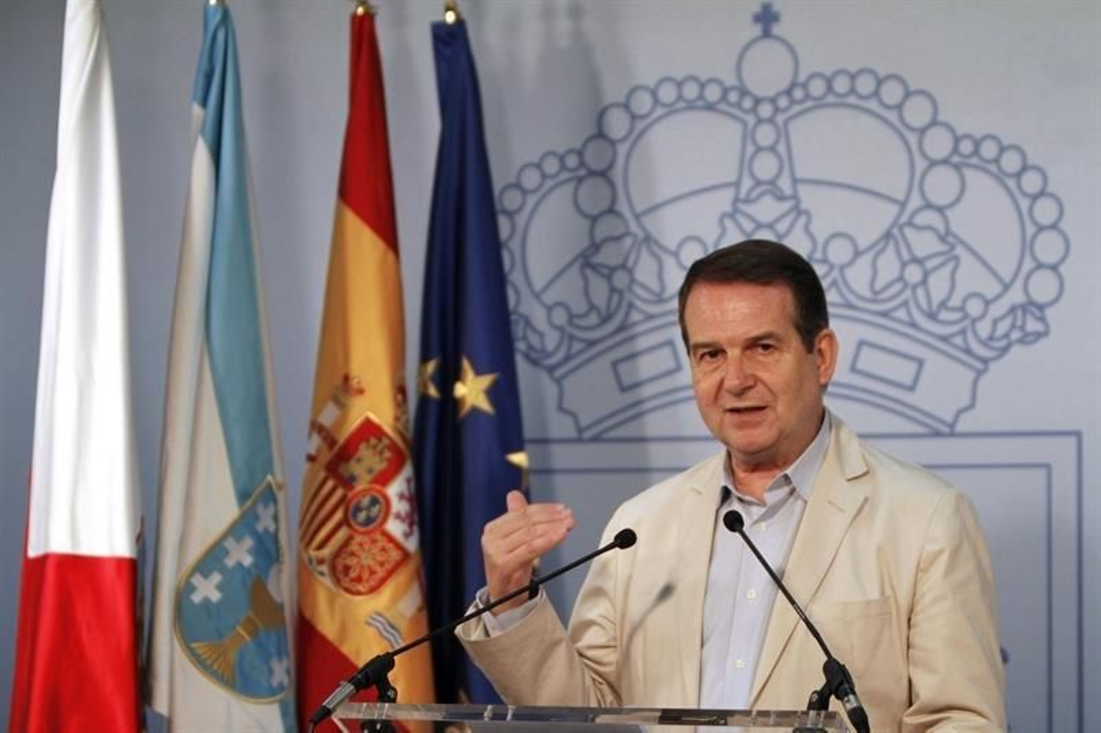 Abel Caballero apareció ayer como miembro de la ejecutiva federal del PSOE y su portavoz para este asunto en su calidad de vicepresidente de la FEMP. Calificó de "antidemocrática" la reforma propuesta y acusó al PP de tener "interés partidario"