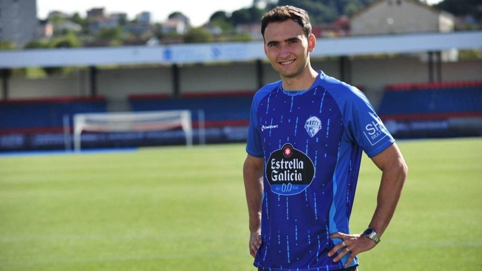Juanma Bravo, nuevo fichaje del Ourense CF, posa con la camiseta del equipo en O Couto (Foto: José Paz).