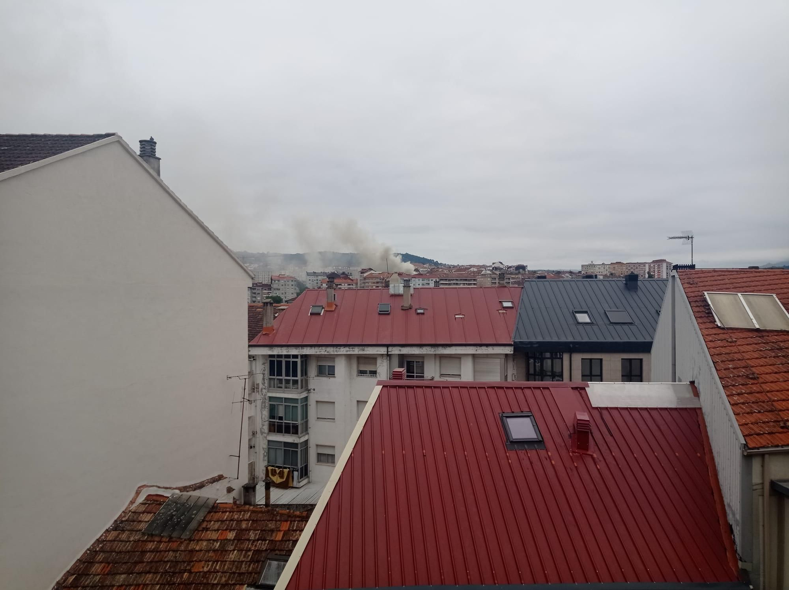 Galería | Así fue el voraz fuego que calcinó un edificio en A Ponte, en imágenes
