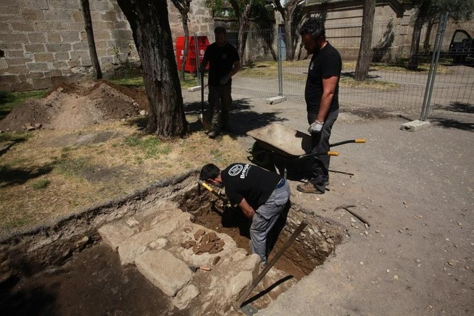 Uno de los arqueólogos cavaba ayer dentro de la cata en la que aparecieron los restos romanos.