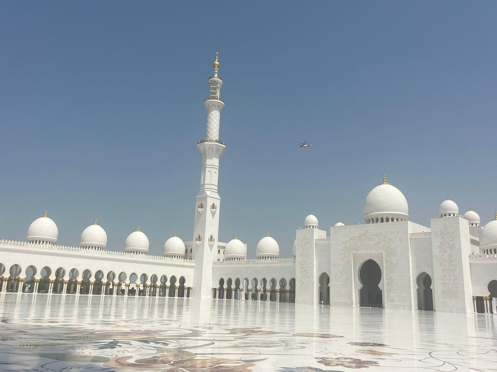 Mezquita Sheikh Zayed, en Dubái, completamente vacía esta semana