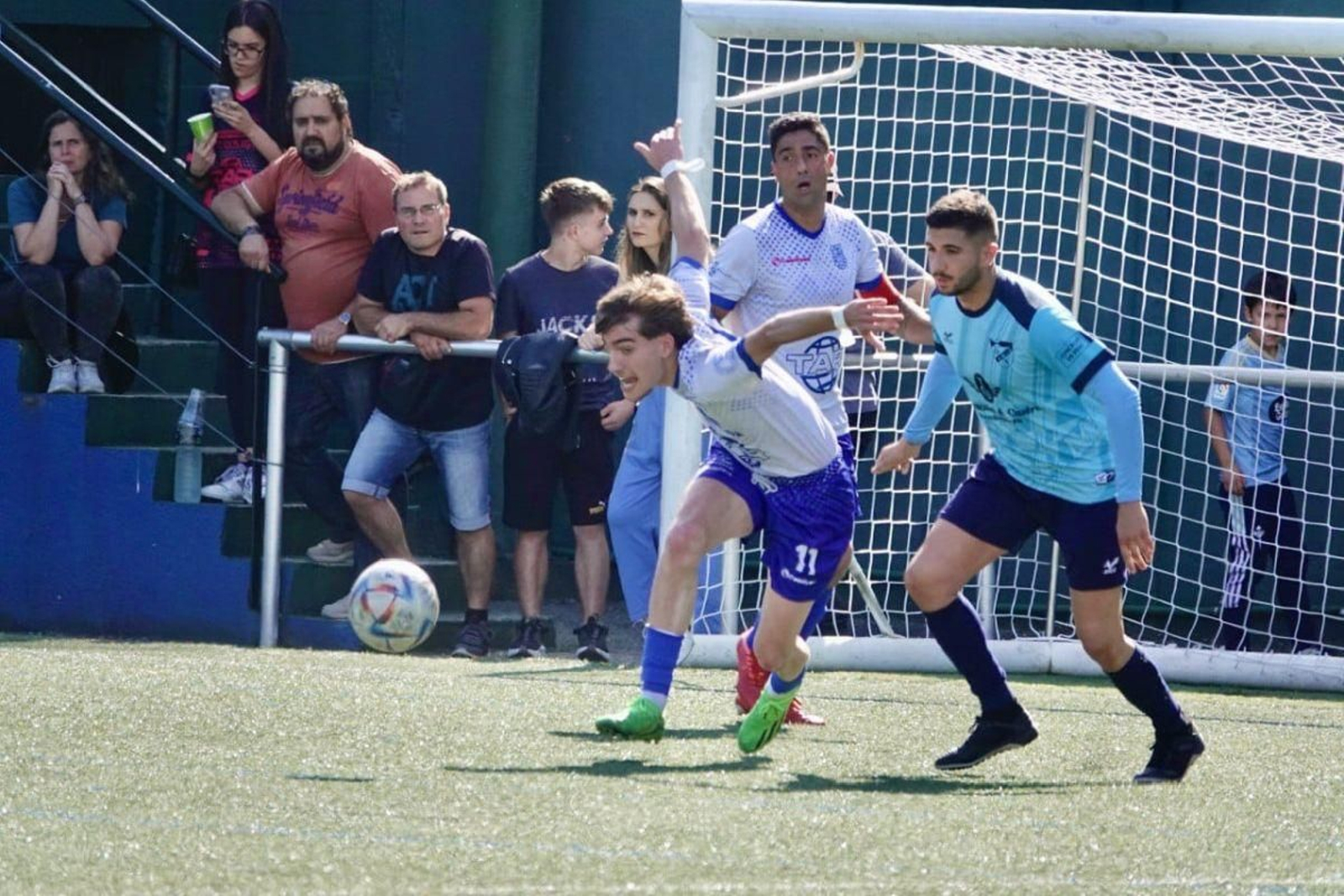 Hugo, del Velle, intenta irse de un rival del Atlántida Matamá ante la atenta mirada de su compañero Benito.