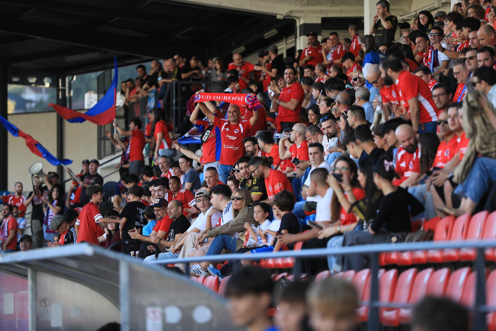 Galería | O Couto vibra con la primera victoria de la UD Ourense