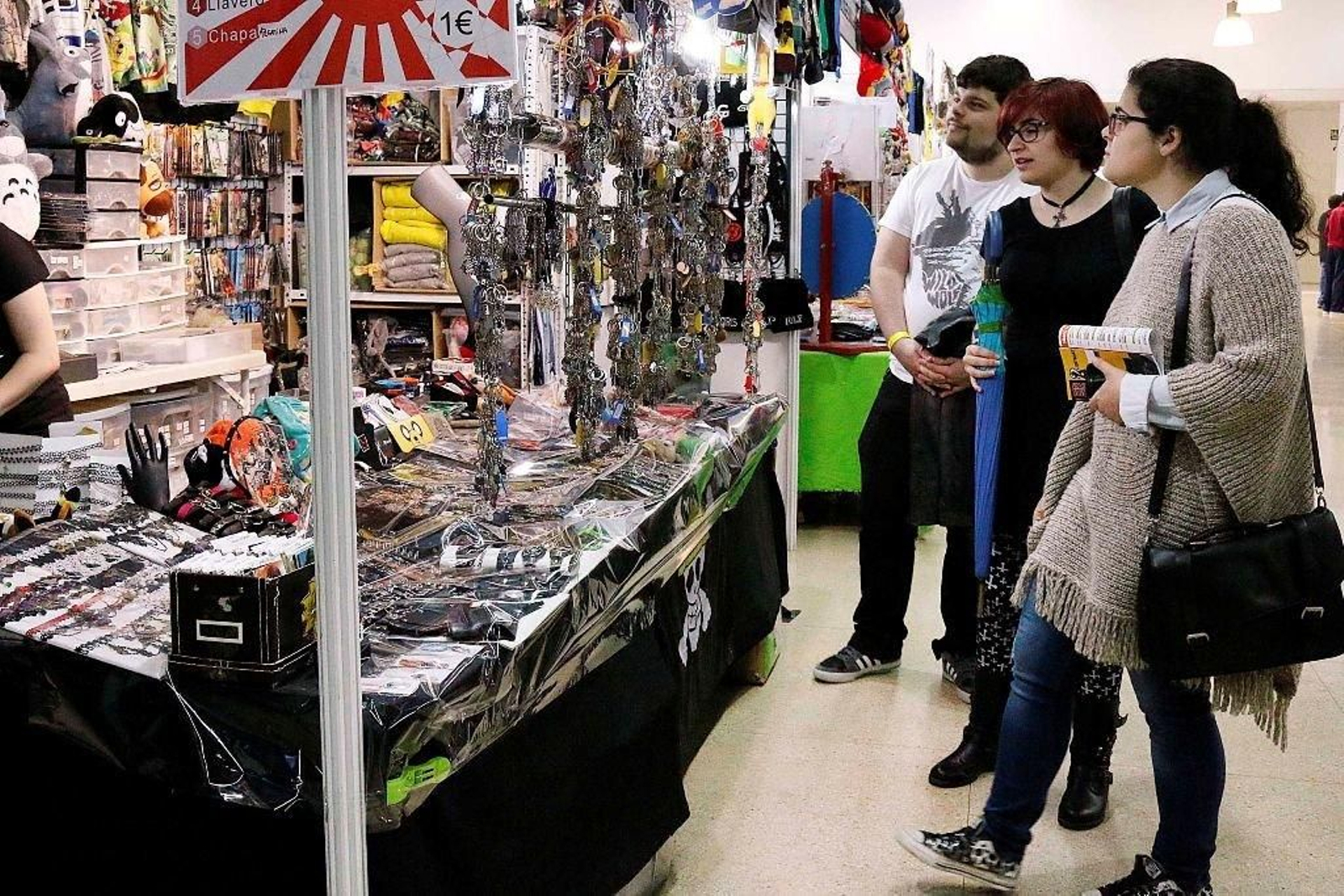Los stands ofrecen complementos y ornamentación de la estética manga.