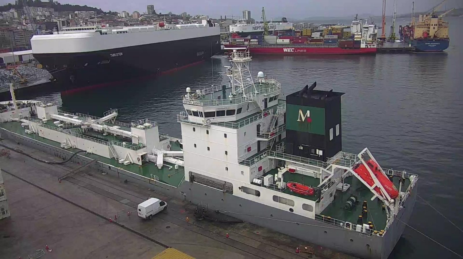Barcos en refugio en los muelles de Vigo, ayer.