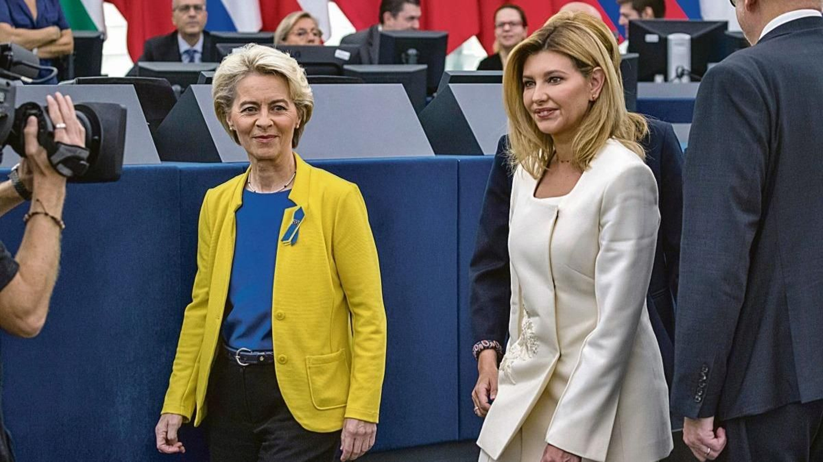 Ursula von der Leyen, acompañada por Olena Zelenska antes del discurso de ayer.